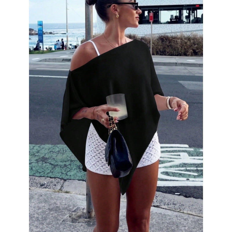 Modernes Damen Poncho-Top mit asymmetrischem Saum und Off-Shoulder-Detail, lässig-chic für den Alltag.