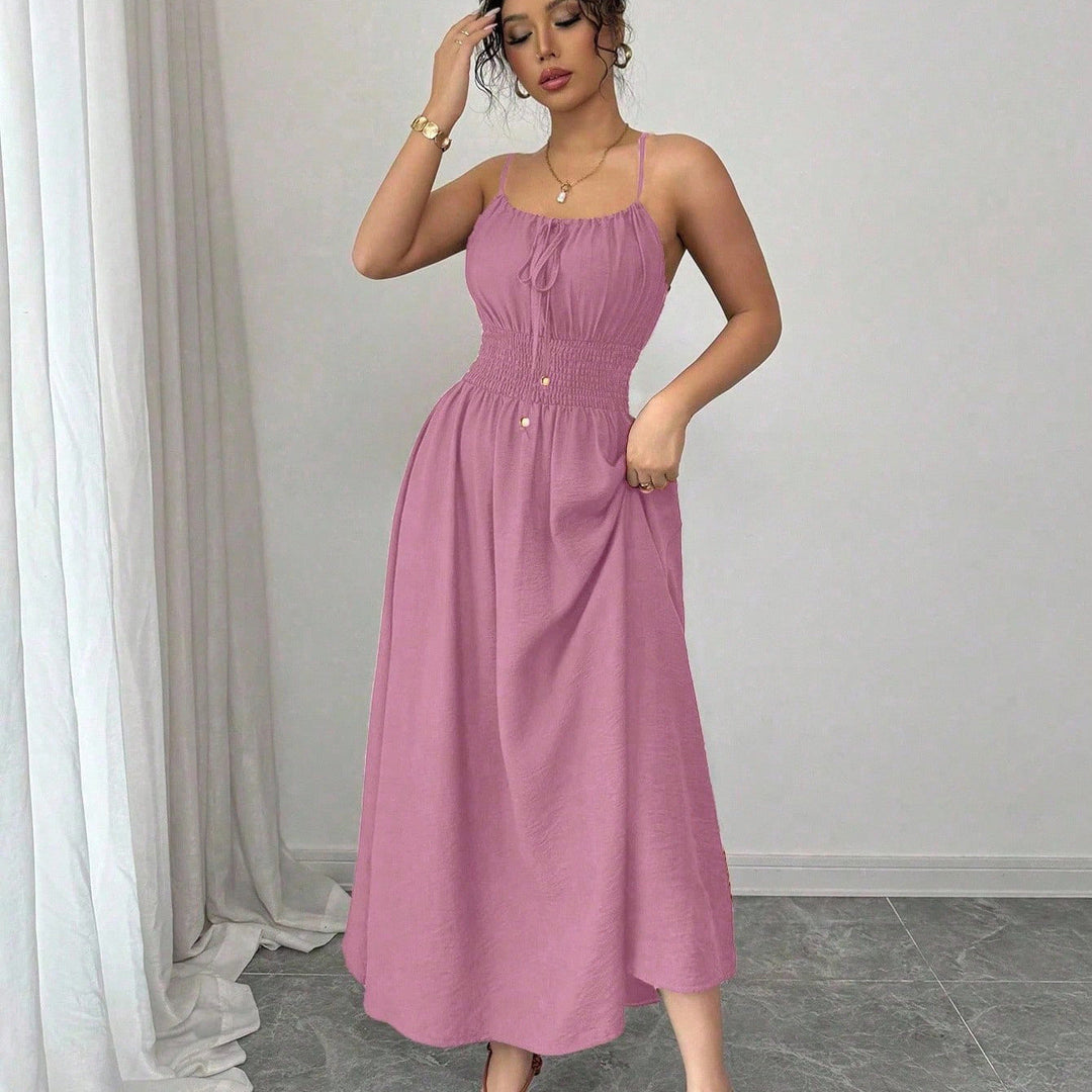 Leichtes Sommerkleid für Damen, Midilänge, Spaghettiträger & bequemer Smokbund. Ideal für heiße Tage.