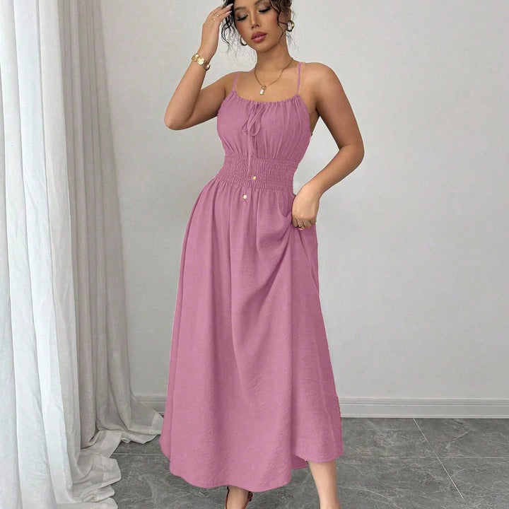 Leichtes Sommerkleid für Damen, Midilänge, Spaghettiträger & bequemer Smokbund. Ideal für heiße Tage.