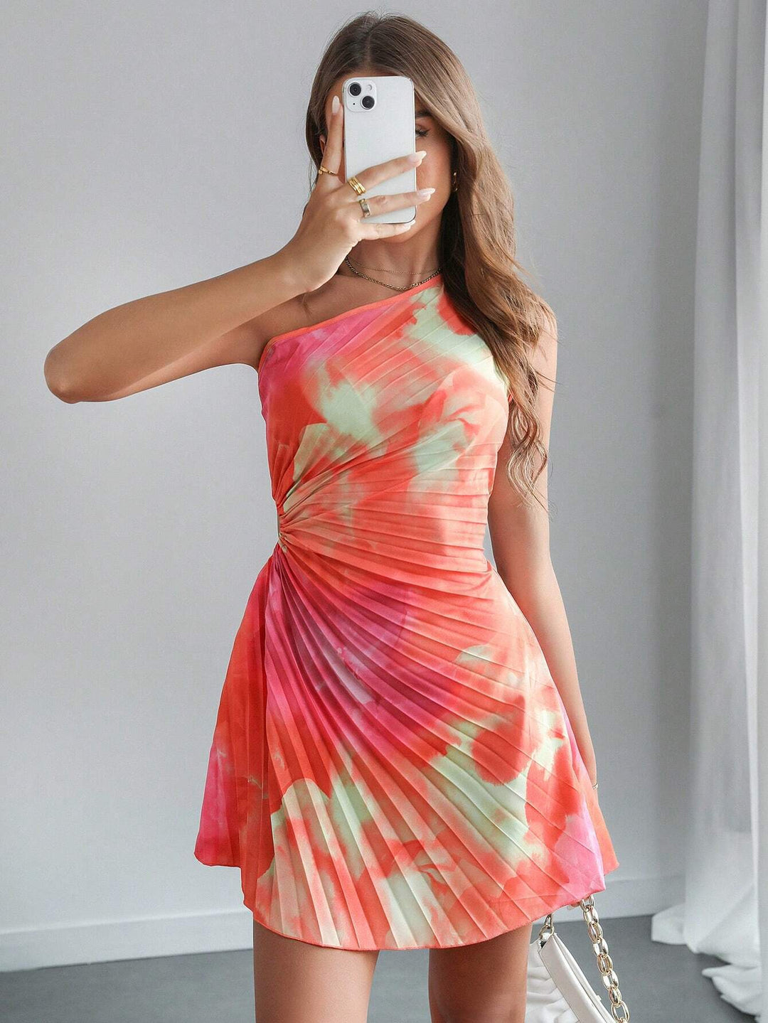 Schickes Damen Plissee-Minikleid mit One-Shoulder-Ausschnitt, Wickeloptik, ideal für Cocktailpartys.