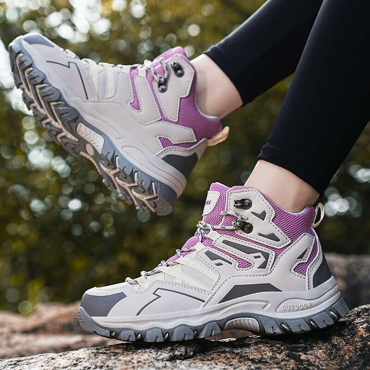 Sohlendetail: Rutschfeste Profilsohle schwarzer Damen Wanderschuhe, für sicheren Halt im Gelände.