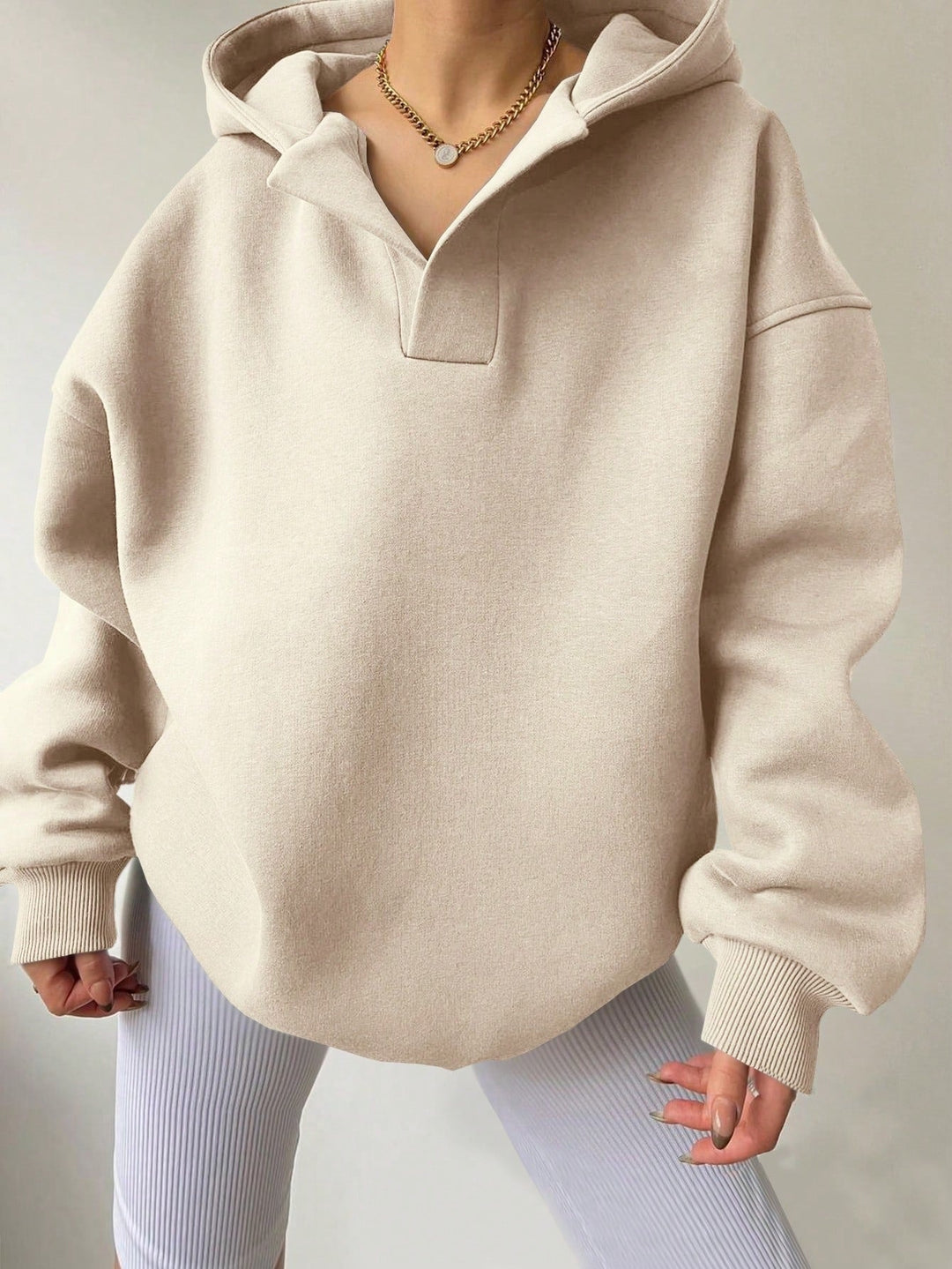 Damen Kapuzenpullover mit V-Ausschnitt in Oversize. Ein Must-have für entspannte, moderne Herbst-Outfits.