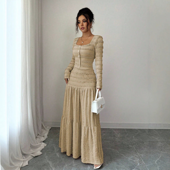 Trendiges Herbst Maxikleid, figurbetont und strukturiert. Mit langen Ärmeln, quadratischem Ausschnitt und feiner Knopfleiste.