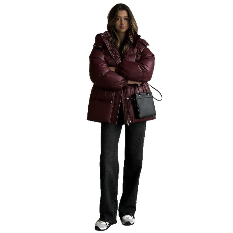 Damen Kapuzenjacke mit Taillenzug, von Model getragen, zeigt verstellbare Passform & modernes Design.