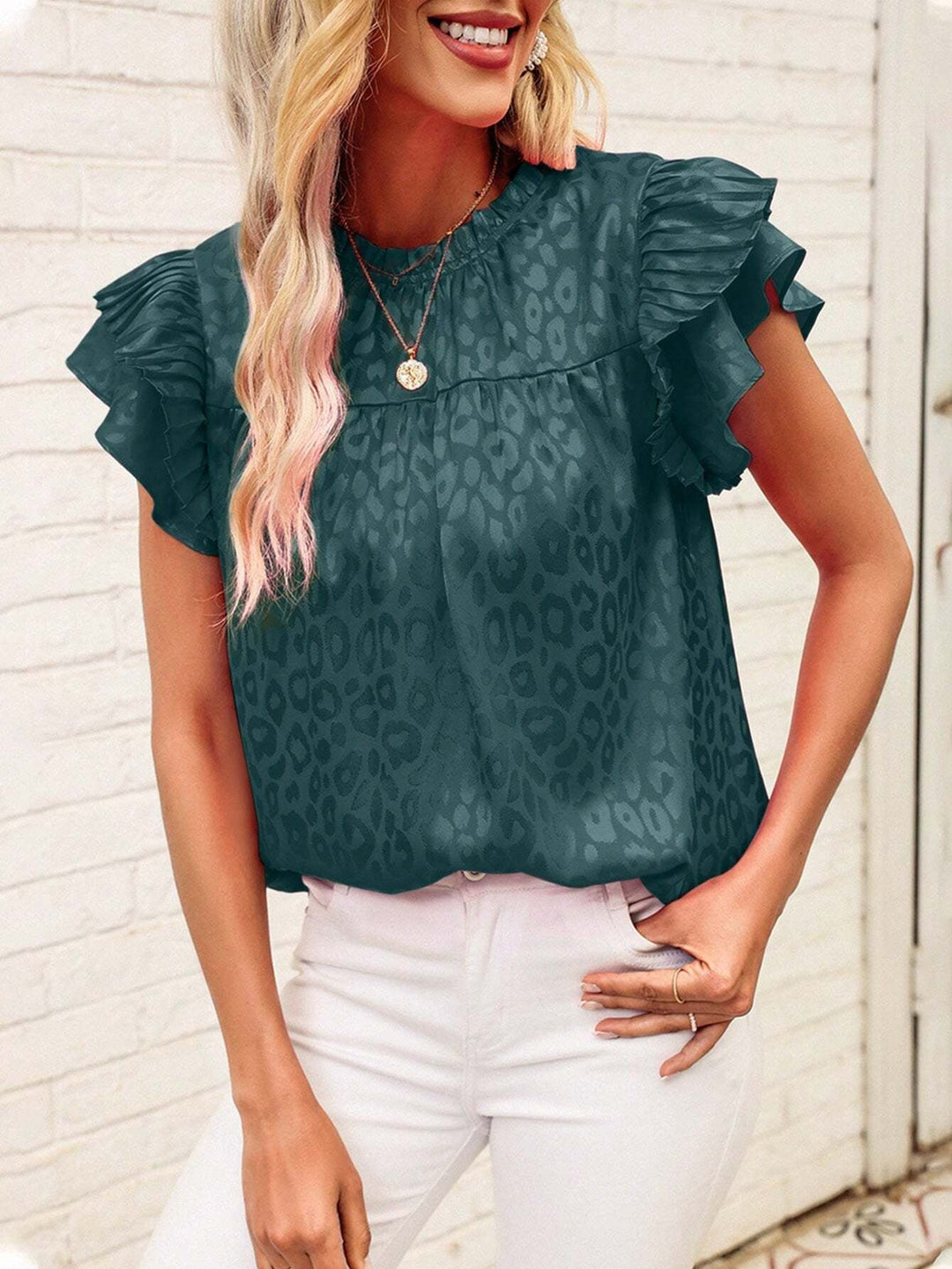 Schicke Damenbluse mit elegantem Leoprint & gestuften Plissee-Volantärmeln, ideal als trendige Abendmode.