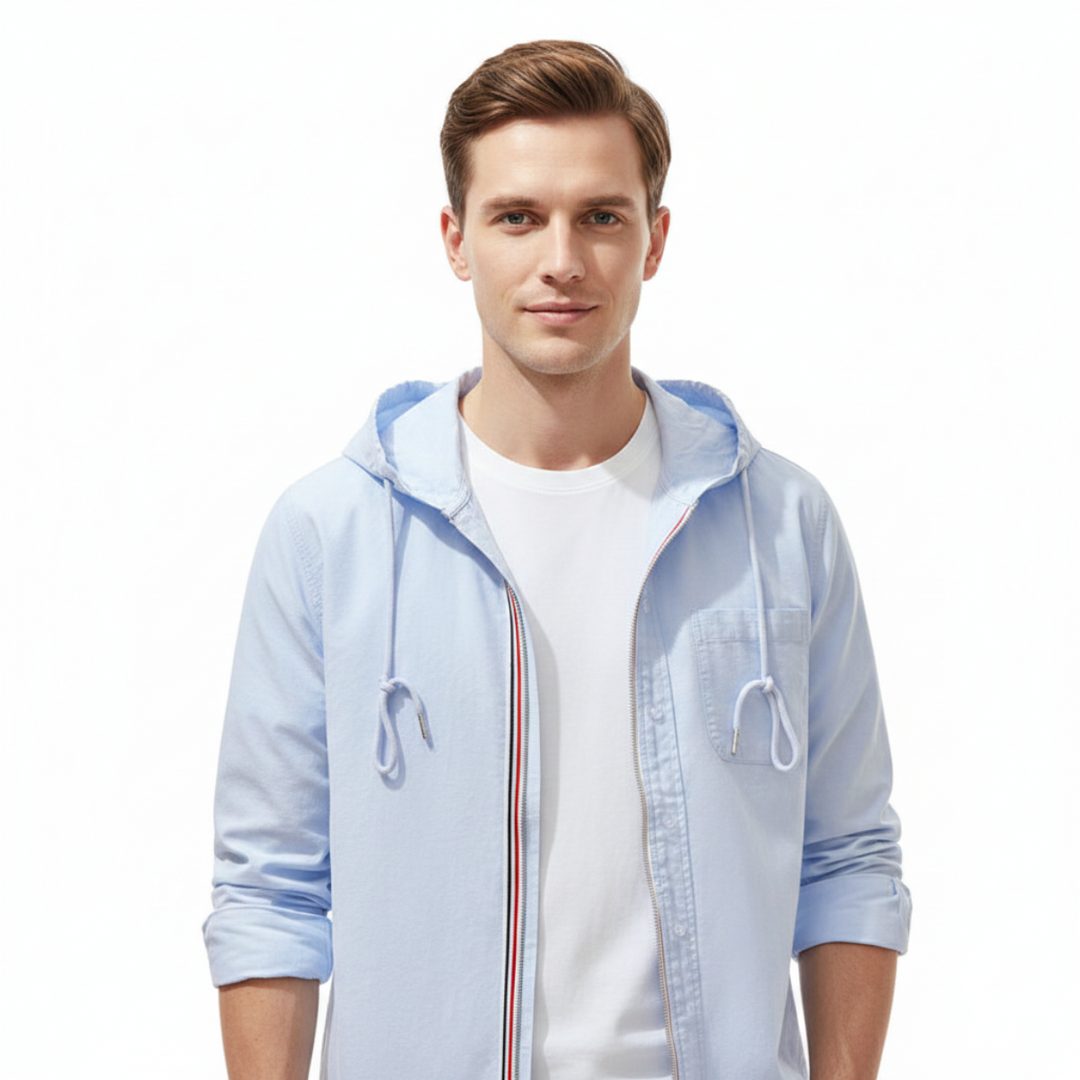 Modische blau-weiße Herren Kapuzenjacke mit Reißverschluss. Langarm, bequem und ideal als Freizeit- oder Reisejacke.