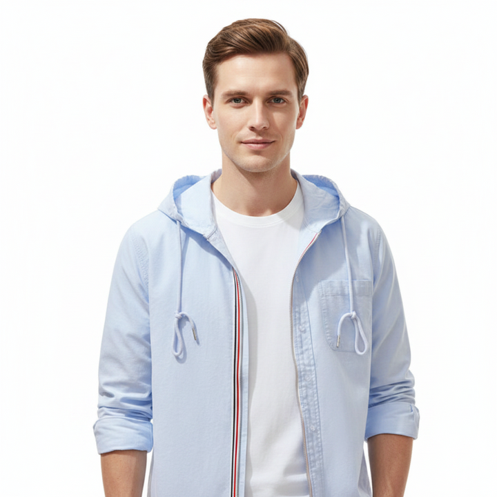 Modische blau-weiße Herren Kapuzenjacke mit Reißverschluss. Langarm, bequem und ideal als Freizeit- oder Reisejacke.