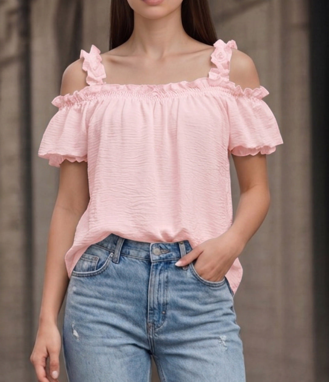 Elegantes schulterfreies Damen Oberteil mit feinen Volantärmeln, ideal für feminine Sommerkleidung.