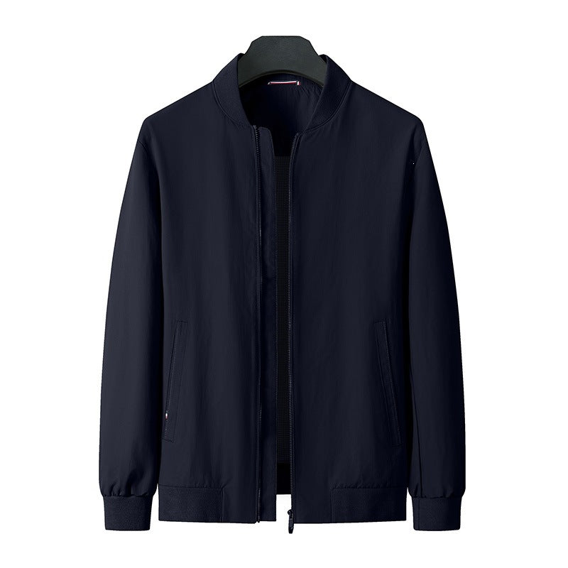 Detailansicht einer leichten Herren Übergangsjacke, zeigt atmungsaktives Material & modernes Design.