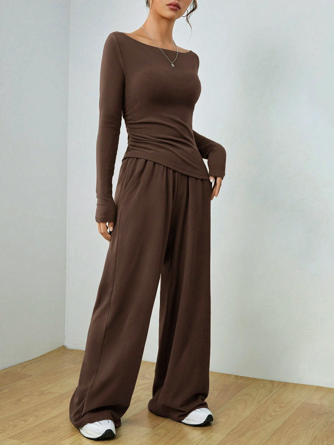 Bequemes Damen Lounge Set: U-Boot-Ausschnitt Top & Palazzo Hose. Perfekt für Zuhause oder Reisen.