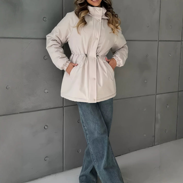 Damen Funktionsjacke für jedes Wetter, winddicht und wasserabweisend, ideal für Outdoor-Aktivitäten.