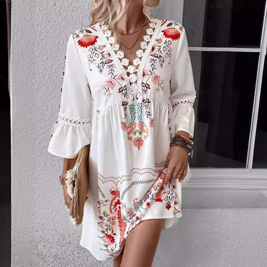 Nahaufnahme der zarten Stickerei auf dem fließenden Damen Boho-Kleid mit V-Ausschnitt & 3/4-Ärmeln.