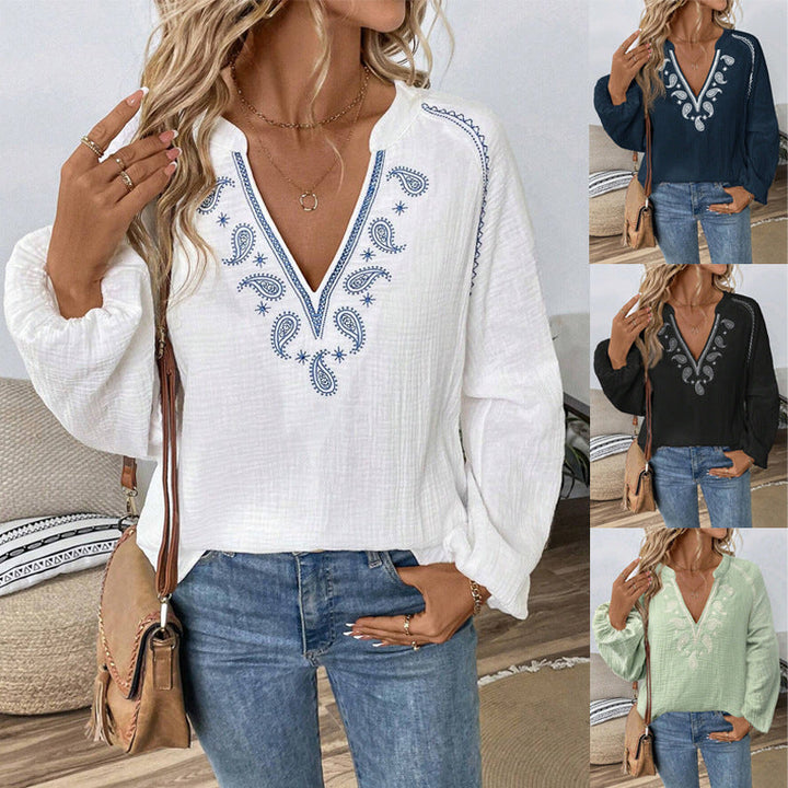 Elegante Damen Tunika mit V-Ausschnitt, zarter Stickerei & modischen Ballonärmeln. Perfekt für Frühling & Urlaub.
