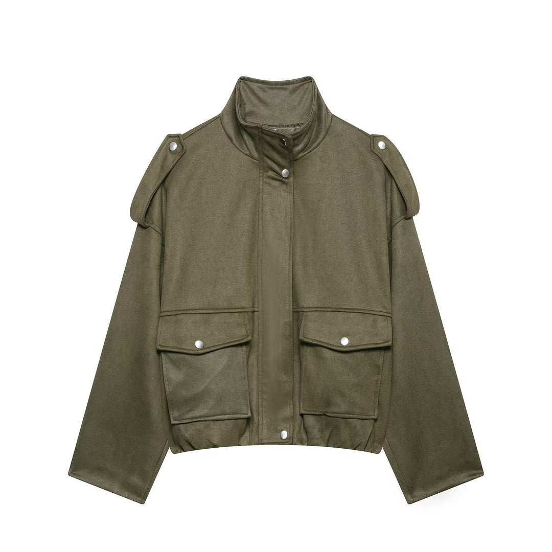 Trendige Damen Übergangsjacke in modischem Kurzschnitt mit praktischen Taschen. Stilvolle Damenmode.
