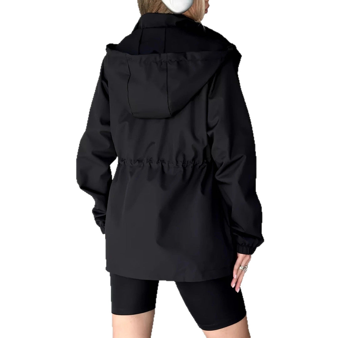 Stilvolle Damen Sportjacke für Freizeit und Outdoor-Aktivitäten. Atmungsaktiv, leicht und wasserabweisend.