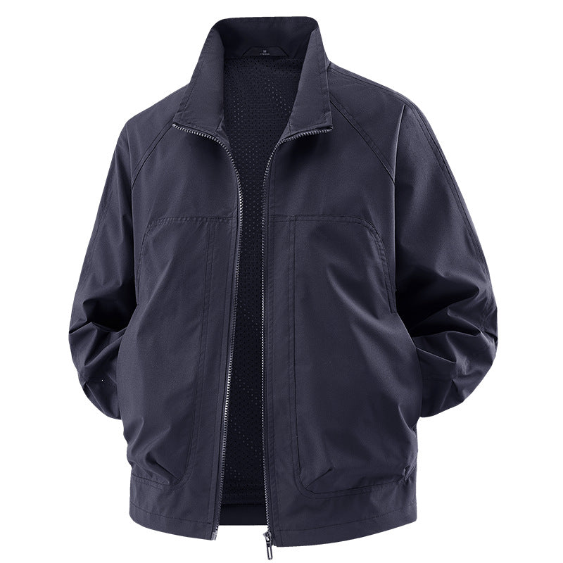 Aktiver Mann trägt bequeme, leichte Outdoor-Jacke. Perfekte Herren Freizeit Jacke für Sport & alltägliche Abenteuer.