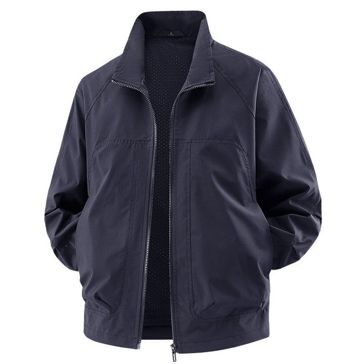 Aktiver Mann trägt bequeme, leichte Outdoor-Jacke. Perfekte Herren Freizeit Jacke für Sport & alltägliche Abenteuer.