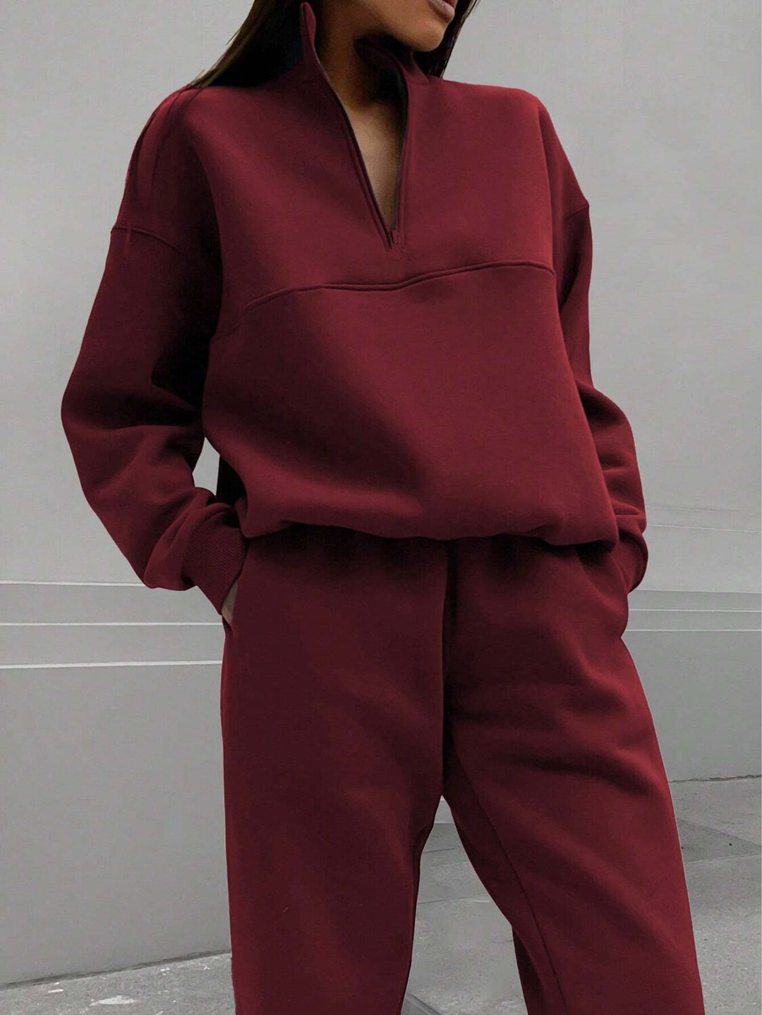 Lässiges Damen Oversize Sweat-Set, ideal für Loungewear. Weicher Stoff, Stehkragen und Jogginghose für Komfort.