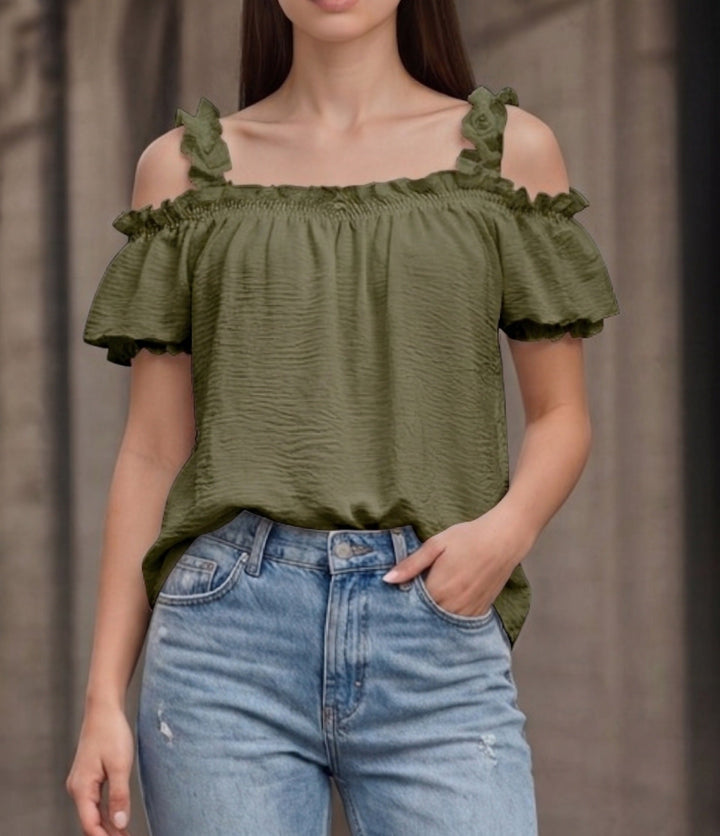 Trendiges Off-Shoulder Sommer Top mit Volantärmeln und elastischem Smok-Detail für Damen.