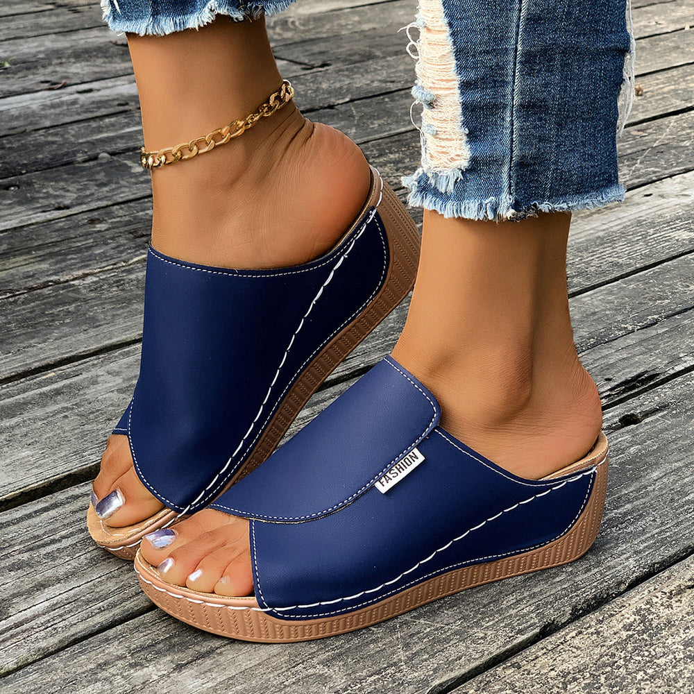 Seitenansicht der eleganten Damen Keil-Mules. Komfortable Keilabsatzschuhe mit rutschfester Sohle.
