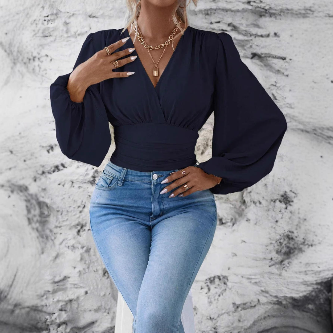 Modernes Wickel-Cropped-Top für Damen mit voluminösen Ballonärmeln, geraffter Taille und V-Ausschnitt.