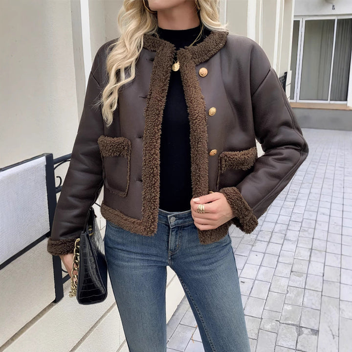 Frau in dunkelbrauner Damen Kurzjacke für Casual & Freizeit. Bequem & stilvoll, ideal als Übergangsjacke im Herbst.