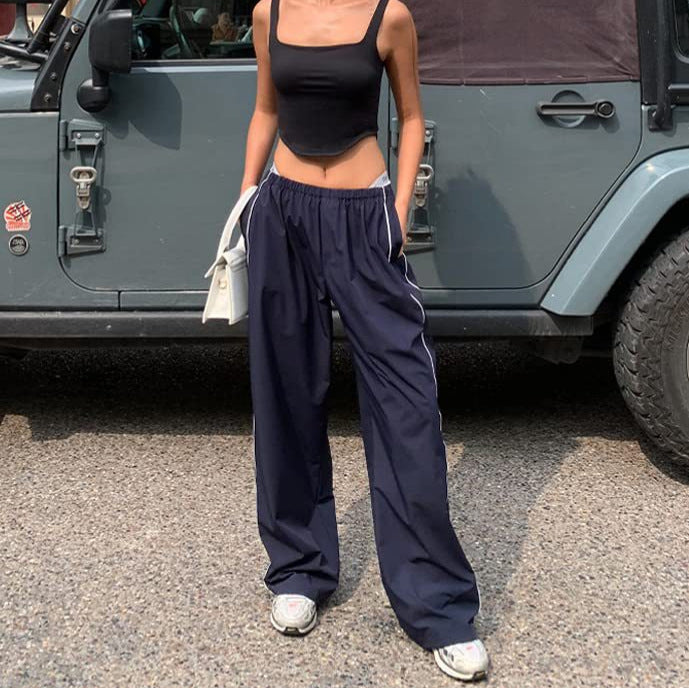 Damen Sporthose mit weitem Bein und Elastikbund, ideal für Komfort und Stil im Alltag.
