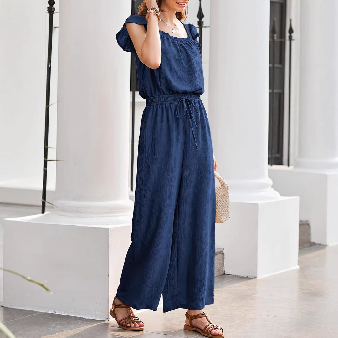 Moderner Damen Sommeroverall aus Crinkle-Stoff, mit weitem Bein und femininen Rüschenärmeln.