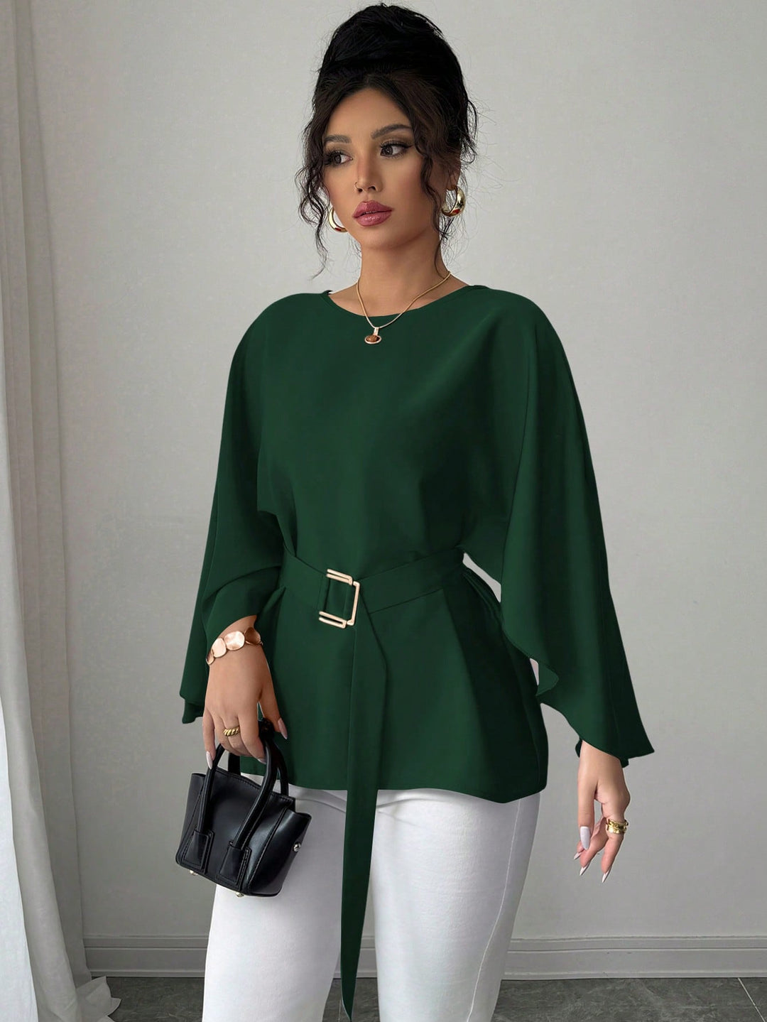 Detaillierte Ansicht der eleganten Damen Tunika mit Cape-Ärmeln, Taillengürtel und Rundhals-Ausschnitt.