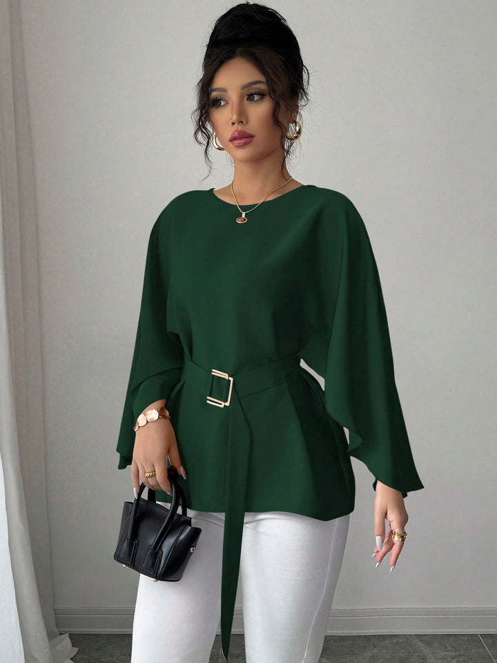 Detaillierte Ansicht der eleganten Damen Tunika mit Cape-Ärmeln, Taillengürtel und Rundhals-Ausschnitt.