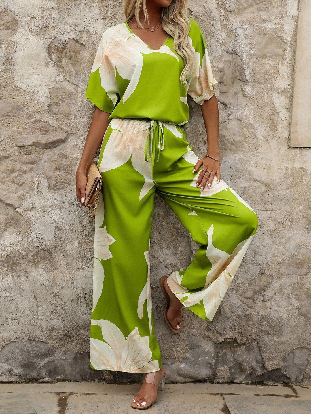 Bequemer Damen Hosenanzug mit Blumenmuster, perfekt für entspannte Freizeit- und Urlaubsoutfits.