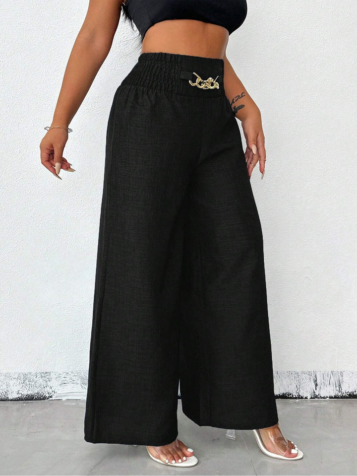 Moderne Damen-Freizeithose, weites Bein, Smokbund & schicke Kettenapplikation. Eine Must-have Sommerhose.