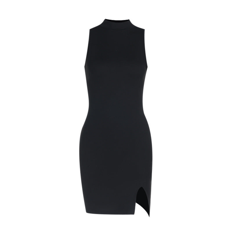 Model trägt figurbetontes Damen-Minikleid mit modernem Stehkragen & elegantem Schlitz, für festliche Abende.
