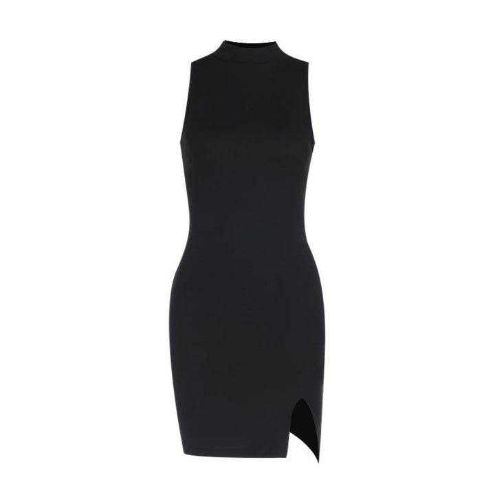 Model trägt figurbetontes Damen-Minikleid mit modernem Stehkragen & elegantem Schlitz, für festliche Abende.