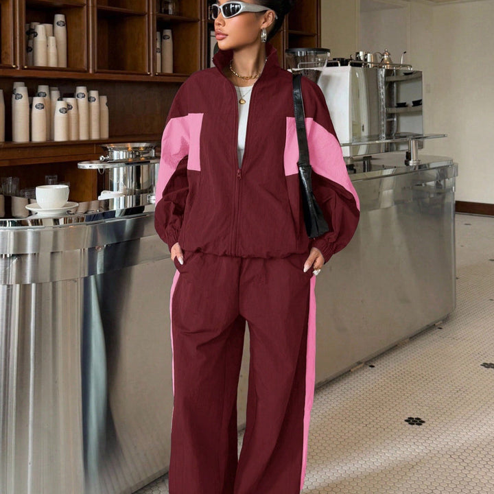 Bequeme weite Jogginghose für Damen mit Kontraststreifen, passend zur Crop-Jacke, perfekt für Freizeit.
