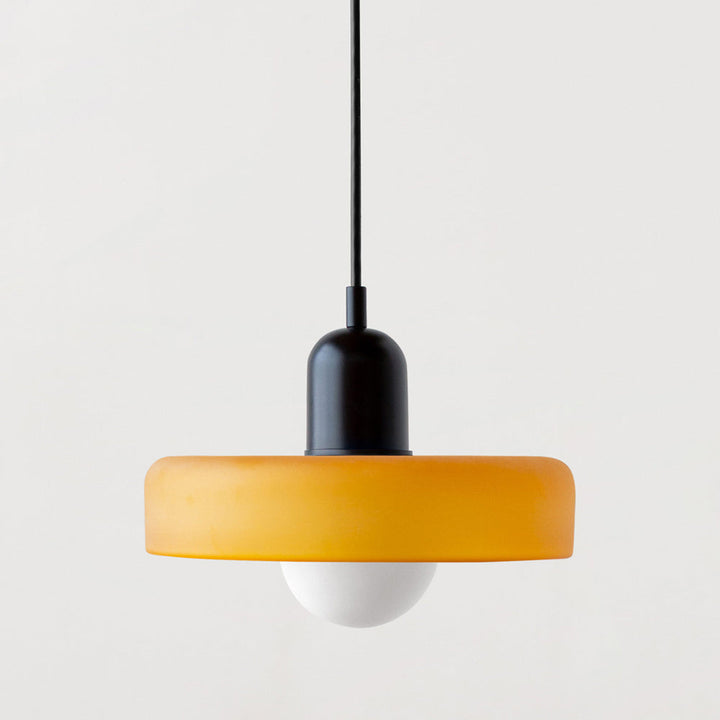 Moderne Buntglas Pendelleuchte, farbenfroh. Hängelampe für elegantes Wohnambiente.
