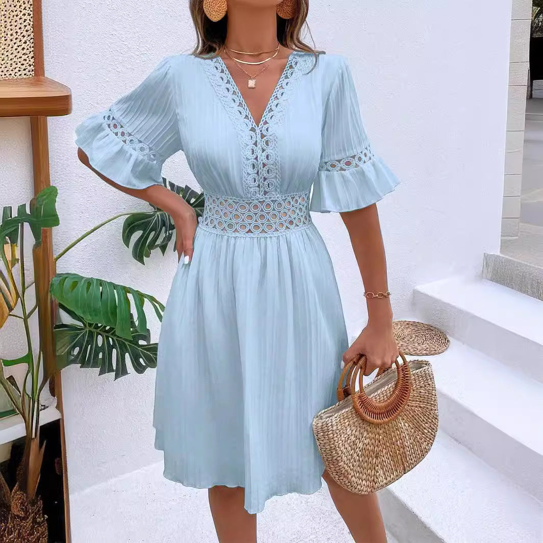Boho-inspiriertes Damen Midikleid mit Plissee-Rock, Spitzendetails & V-Ausschnitt. Knitterarm, ideal für Urlaub.