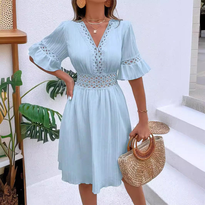 Boho-inspiriertes Damen Midikleid mit Plissee-Rock, Spitzendetails & V-Ausschnitt. Knitterarm, ideal für Urlaub.