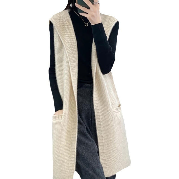 Moderne Damen Strickweste mit Kapuze. Offene Weste für Frauen in Grau oder Beige. Komfortabel & stilvoll.