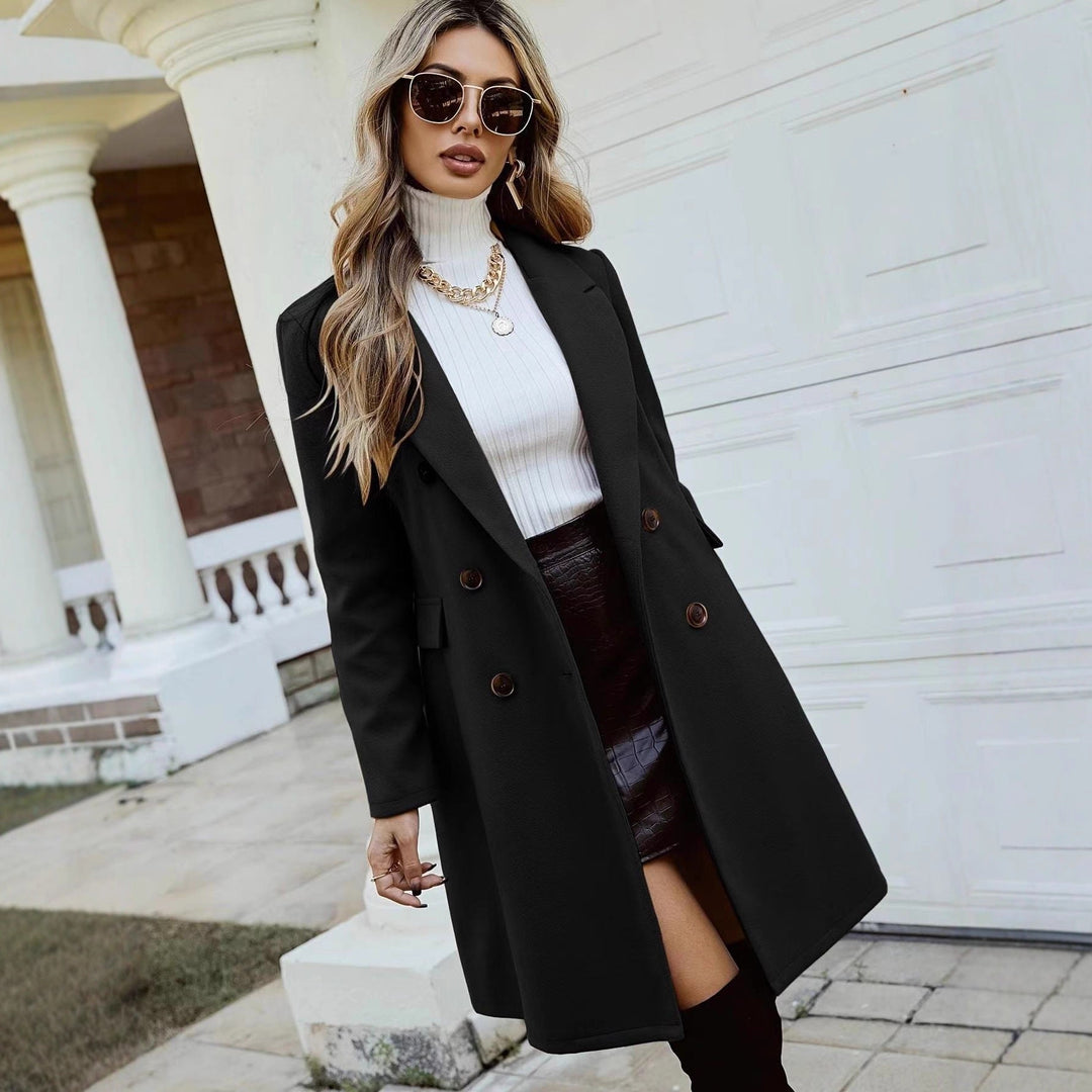 Nahaufnahme des eleganten Damen Blazers: Hochwertiger Stoff und schicke Details. Vielseitige Mode Jacke.