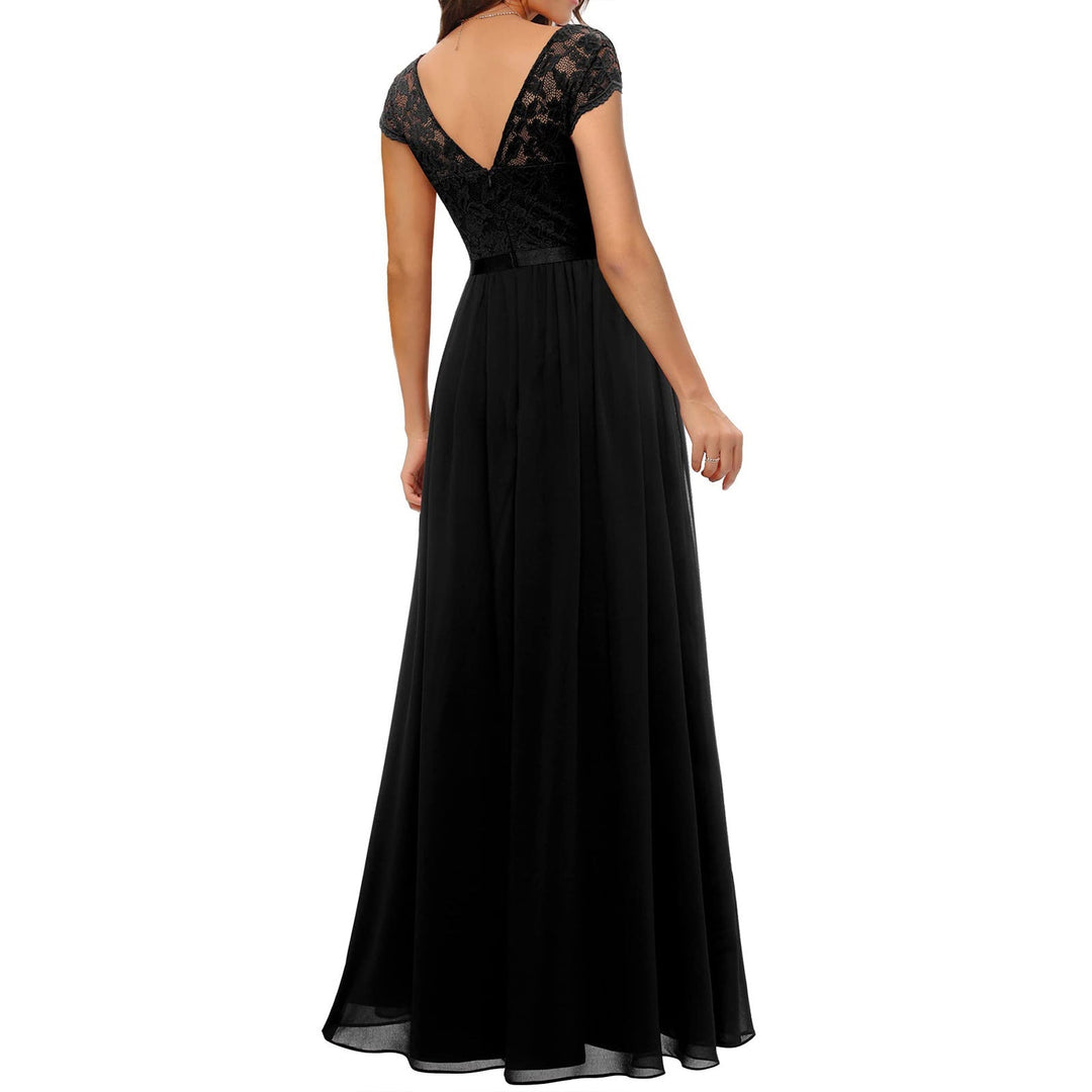 Ganzkörperansicht: Elegantes, langes Damen Spitzenkleid mit V-Ausschnitt, fließend und festlich.