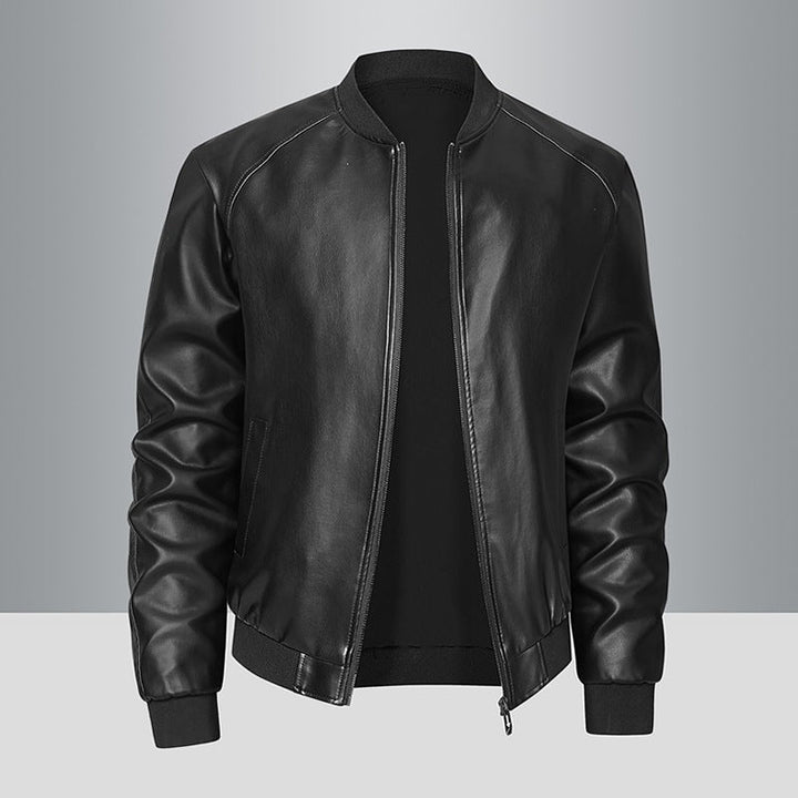 Rückenansicht der klassischen schwarzen Herren Bomberjacke. Bietet komfortablen Schnitt & modischen Look für Männer Mode.