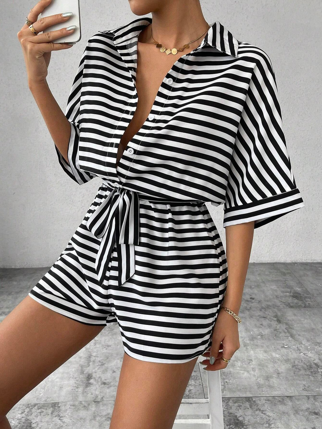 Sommerlicher gestreifter Damen Kurzoverall mit Kragen und Gürtel, bequem und chic für Freizeit und Urlaub.