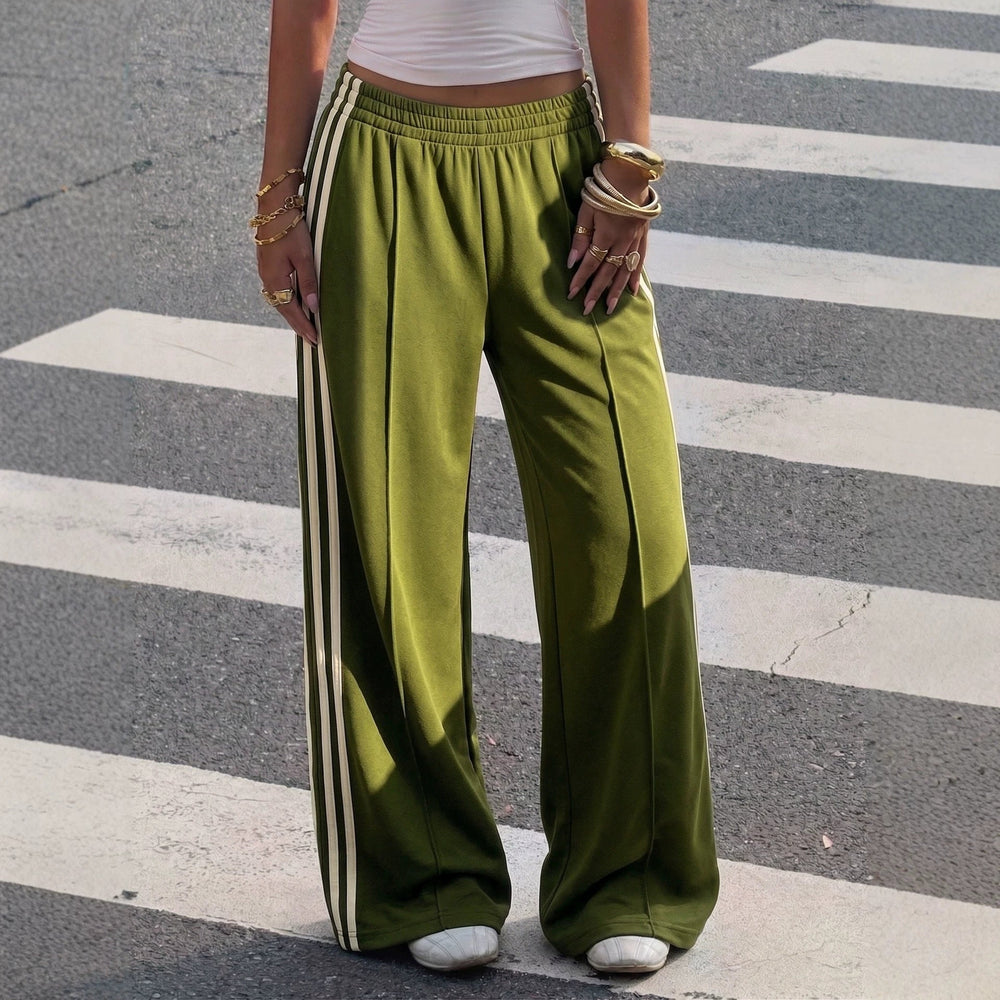 Modische weite Damen Jogginghose mit markanten Seitenstreifen, ideal für entspannte Freizeitlooks.
