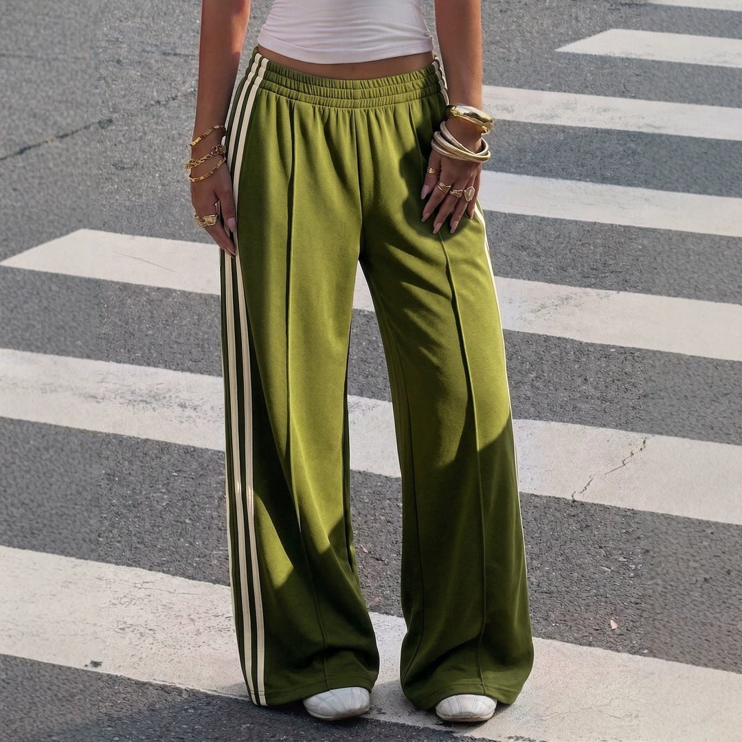 Modische weite Damen Jogginghose mit markanten Seitenstreifen, ideal für entspannte Freizeitlooks.