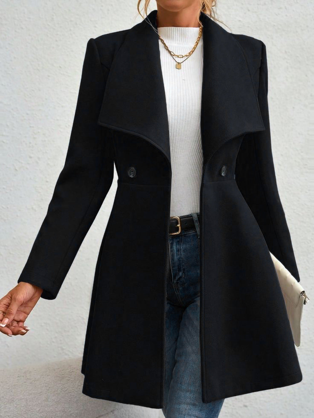 Hochwertige doppelreihige Damenjacke in elegantem Design. Ideal für Herbstmode, Winterjacke & klassischen Business-Look.