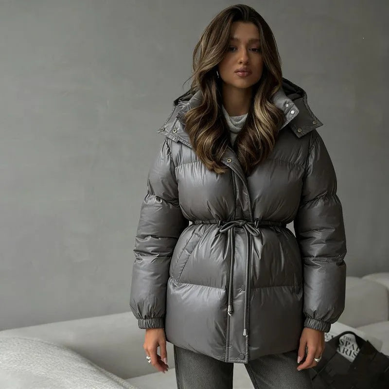 Stilvolle Damenjacke mit Kapuze, verstellbarem Taillenzug & Reißverschluss. Modische Freizeitjacke.