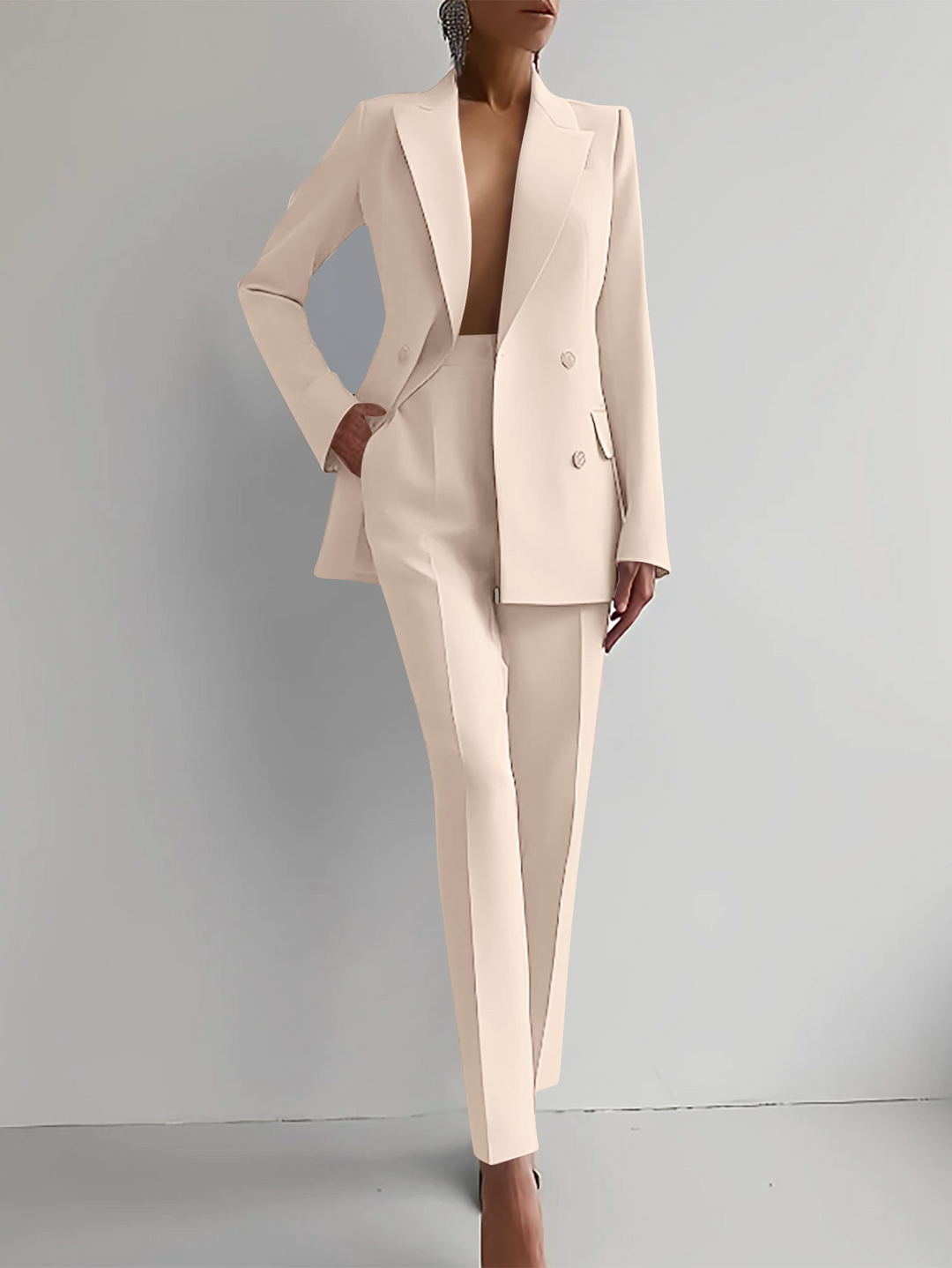 Eleganter, taillierter Damenanzug in zeitlosem Design, perfekt für Business und stilvolle Freizeitlooks.