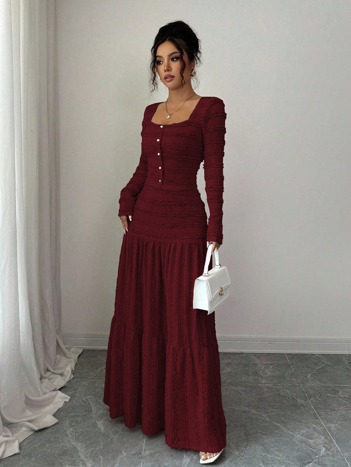 Modisches Langarm-Maxikleid für Damen, strukturiert & figurbetont. Mit markantem quadratischem Ausschnitt und Knopfleiste.