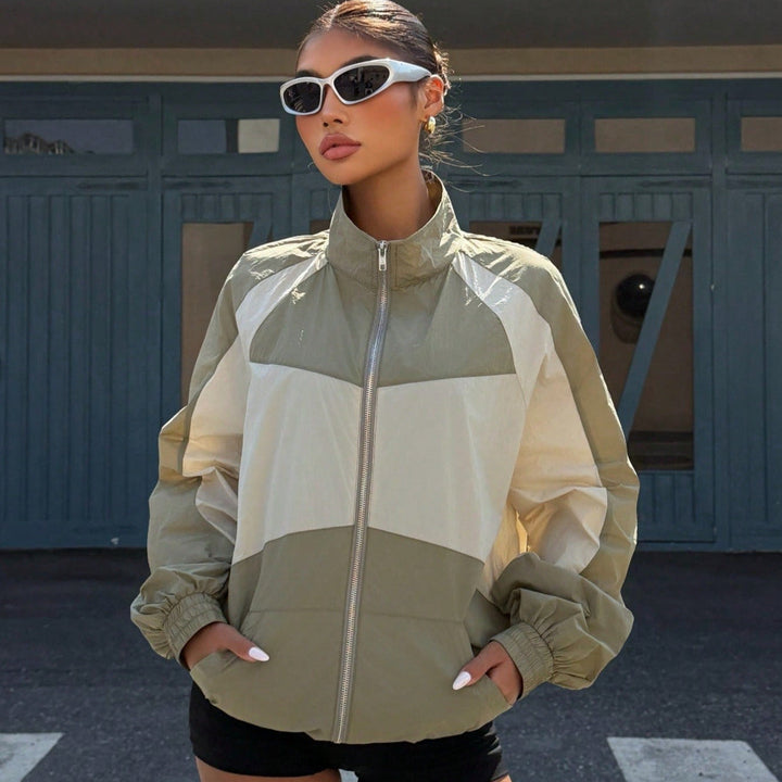 Praktische Damen Outdoorjacke, ein leichter Windbreaker mit Stehkragen und attraktivem Farbblock-Design.
